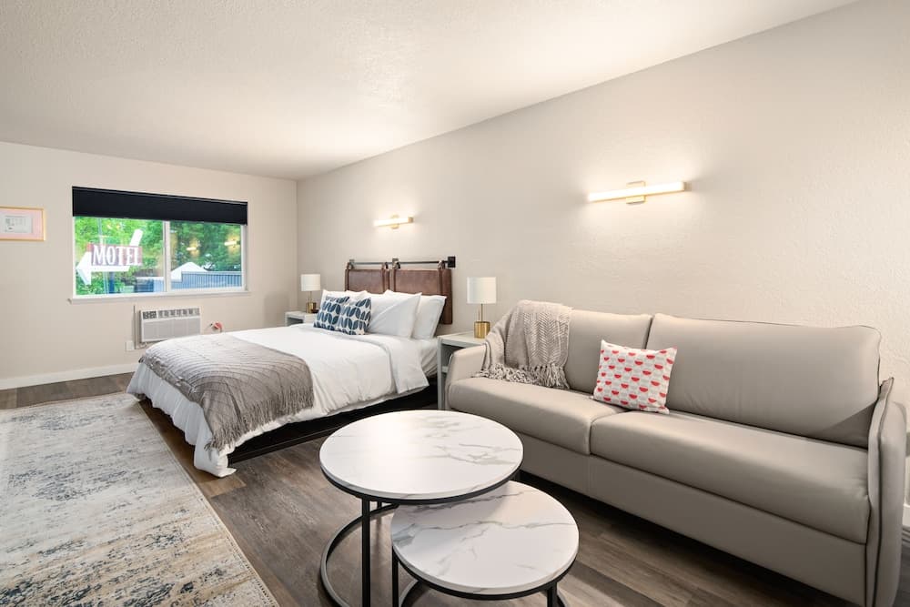 Hotel McCoy - Art, Libations, Pool Society