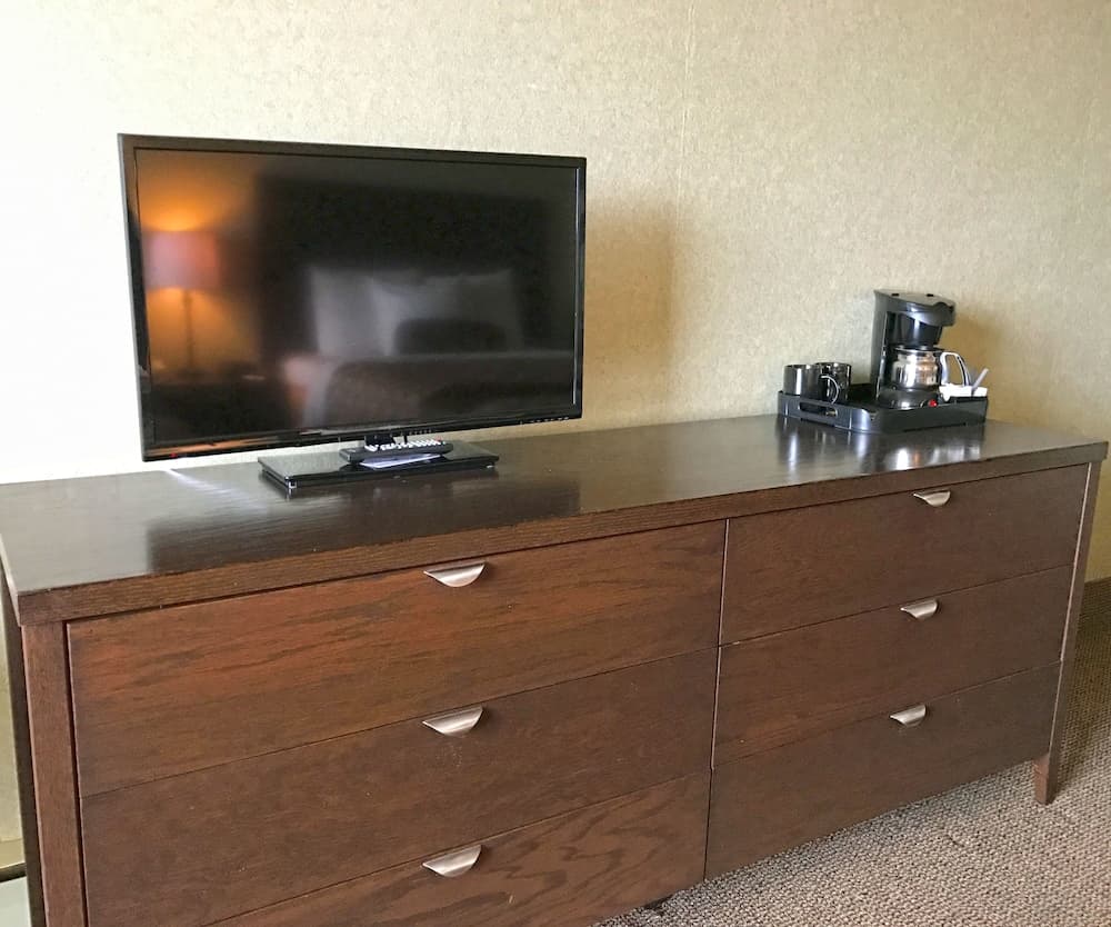 Oakes Hotel Overlooking the Falls