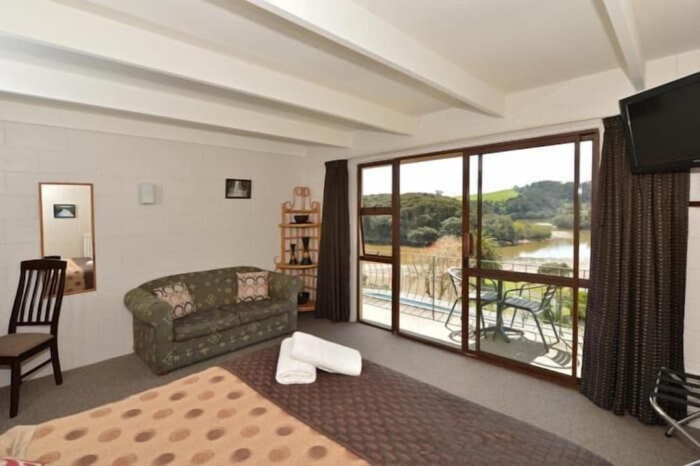 Waterfalls Estate - Motel & Campground