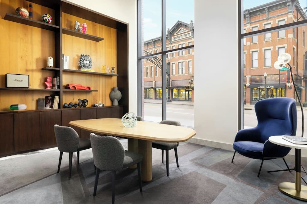 Le Méridien Columbus, The Joseph