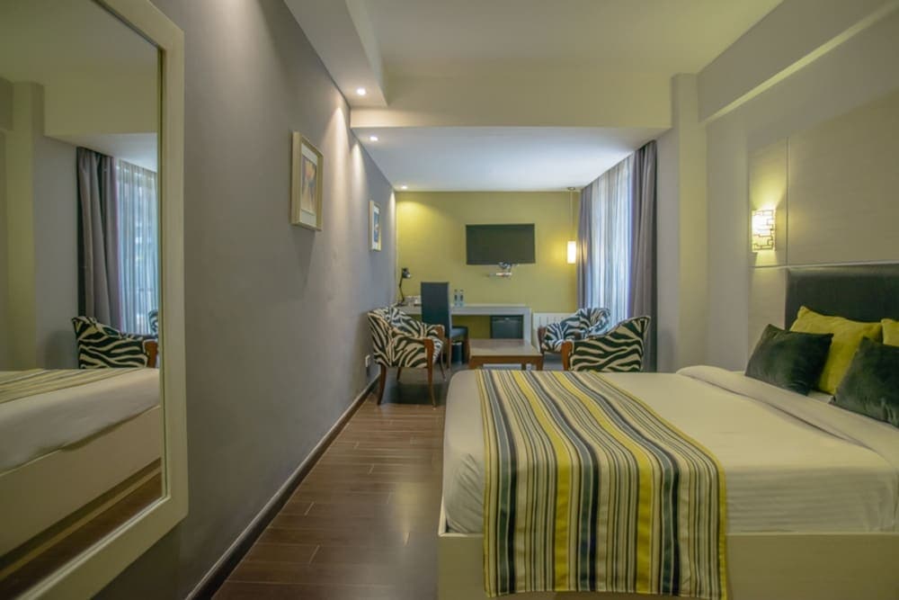 Cloud Hotel & Suites