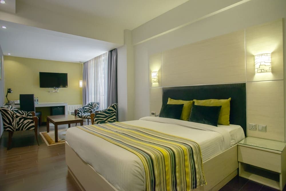 Cloud Hotel & Suites