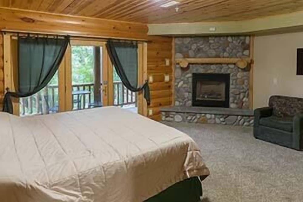 Log Gables - Lake Front