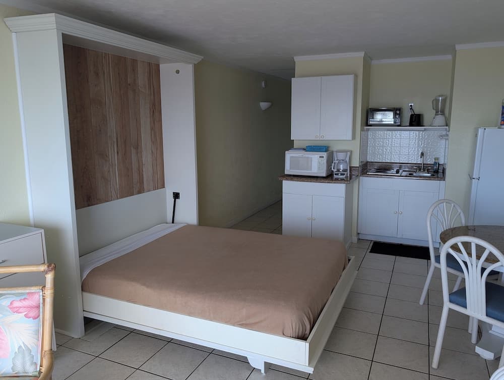 Traders Inn Beach Club