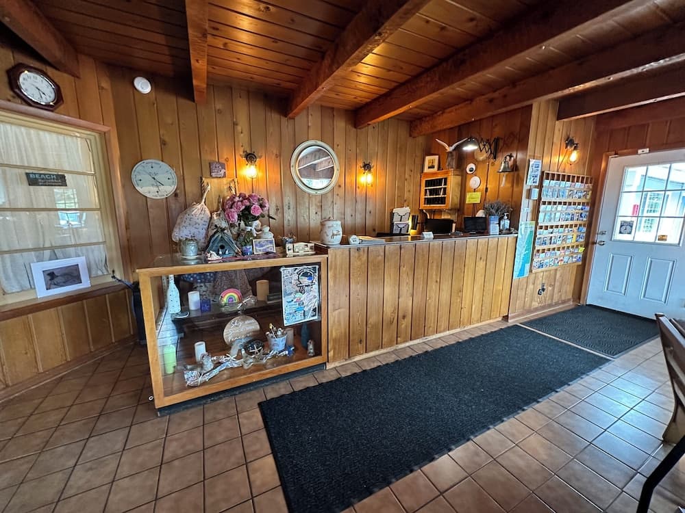 Tillicum Beach Motel (Deane's Oceanfront Lodge)