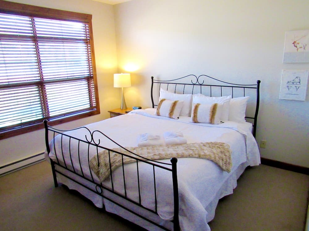 Tremblant les Eaux by Location ADP Tremblant