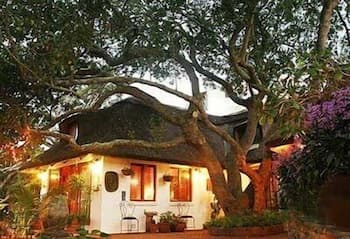 Moontide Guest Lodge