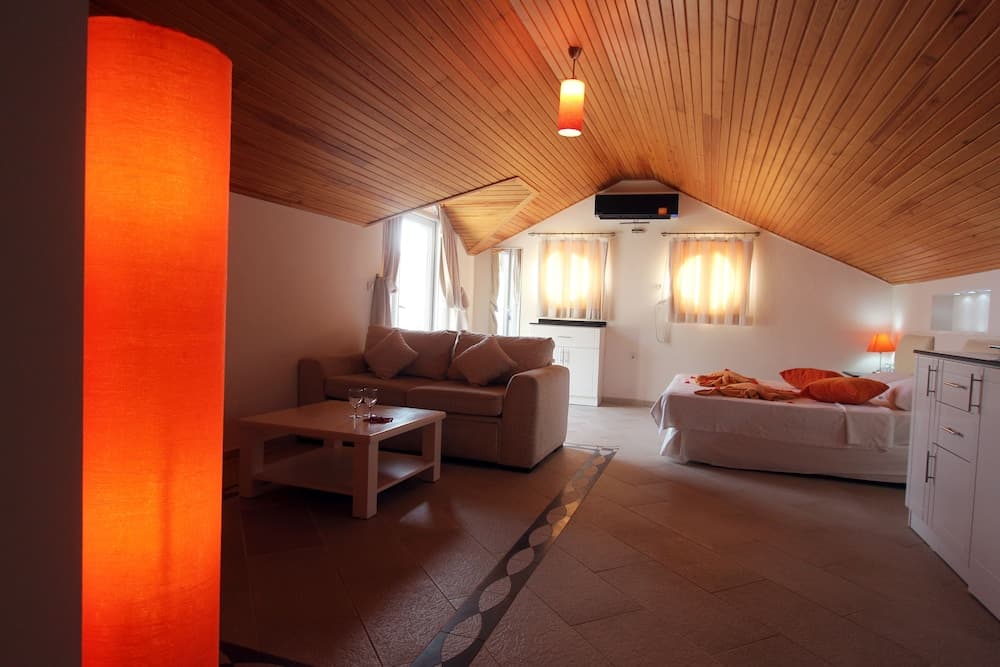 Golden Life Heights Deluxe Suite Hotel - Adults Only