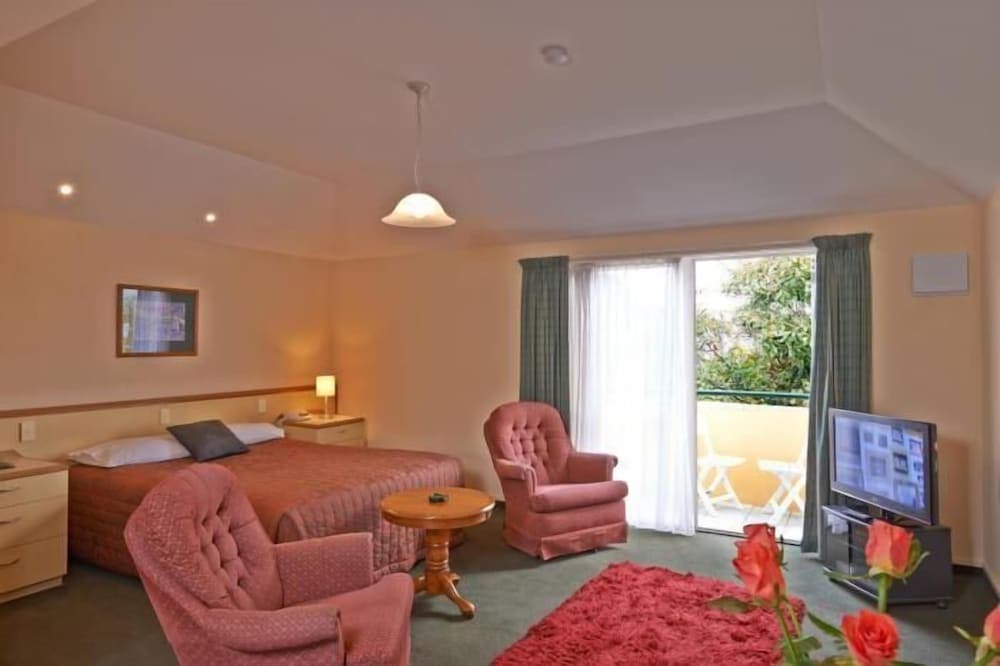 Birchwood Manor Motel