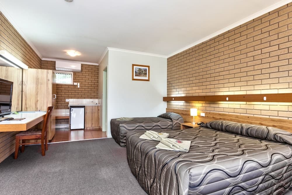 Holbrook Town Centre Motor Inn