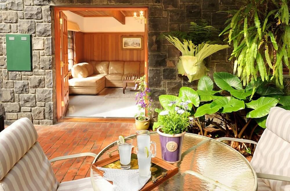 Mary Card's Coach House