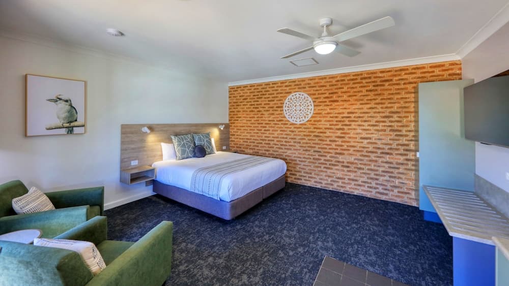 Hamilton's Henry Parkes Motor Inn, Parkes