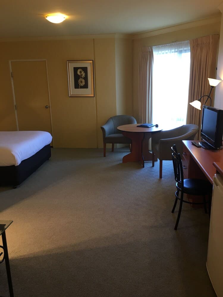 Hopkins House Motel & Apartments