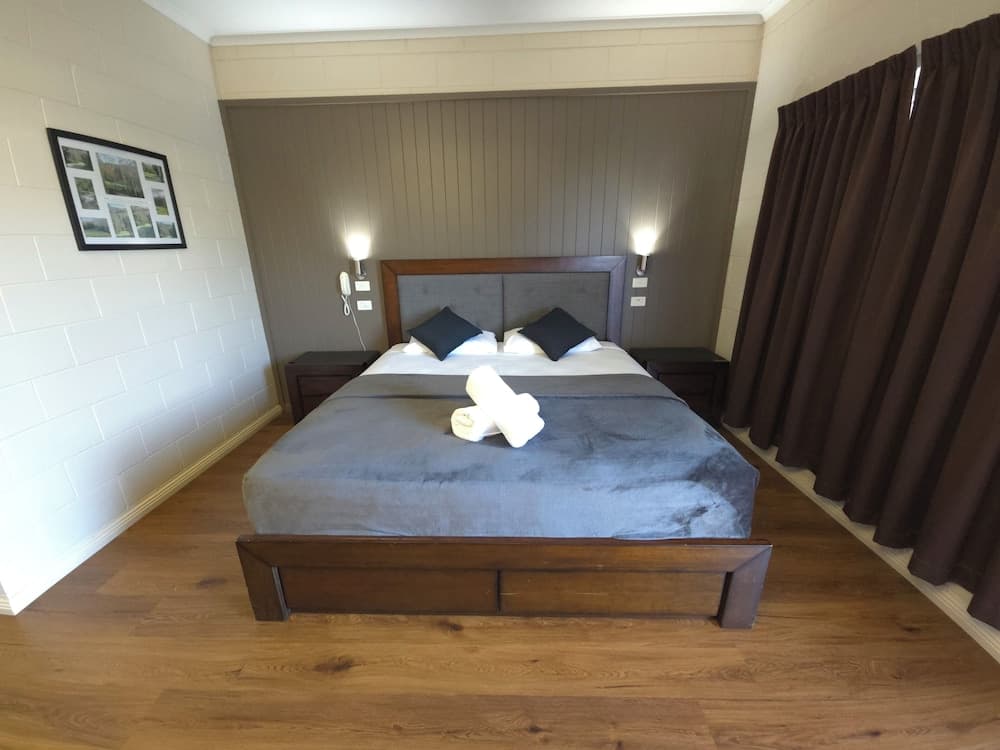 The Colonial Rose Motel