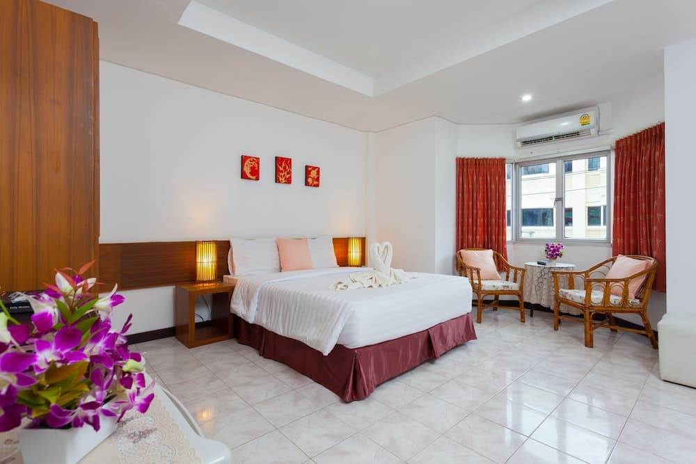 Karon Sunshine Guesthouse & Bar