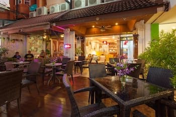 Karon Sunshine Guesthouse & Bar