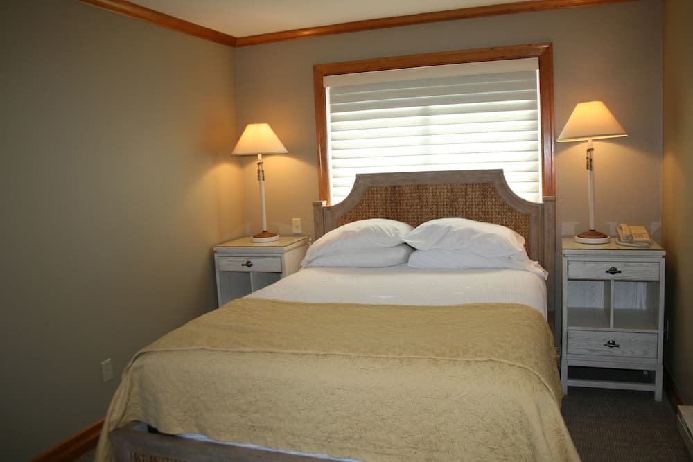 The Waves/The Argonauta Inn/The White Heron Lodge