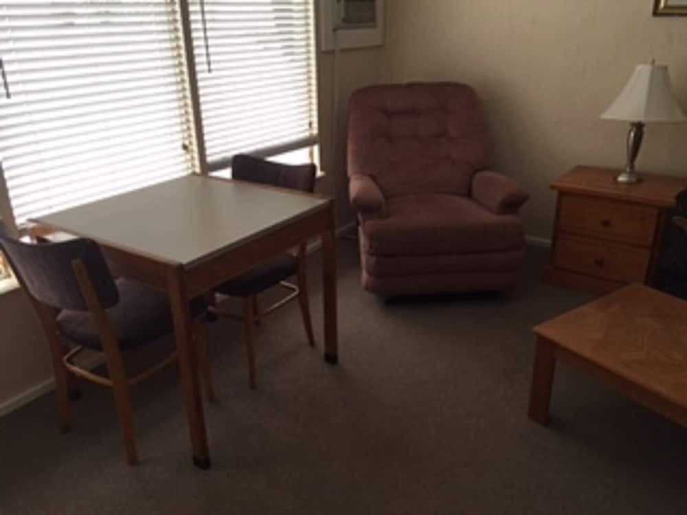 Trail Motel & RV Park