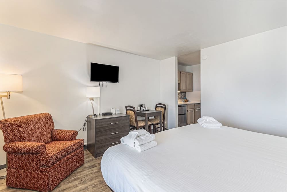 Snyder's Shoreline Inn