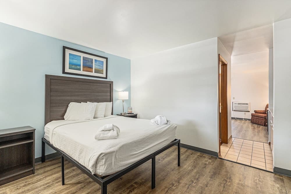 Snyder's Shoreline Inn