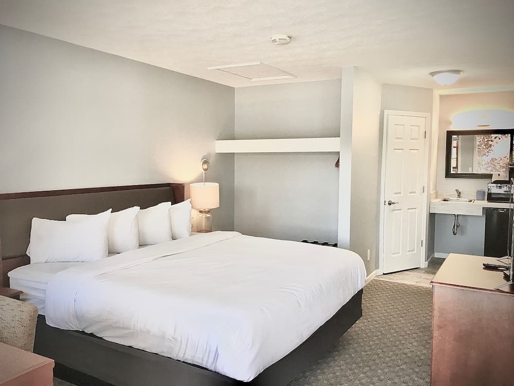 Empire Lakeshore Inn