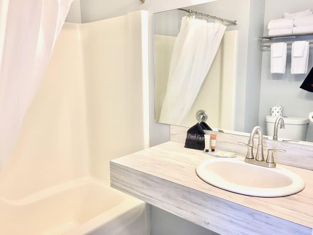 Empire Lakeshore Inn