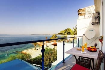 Beachfront Villa Mediteran