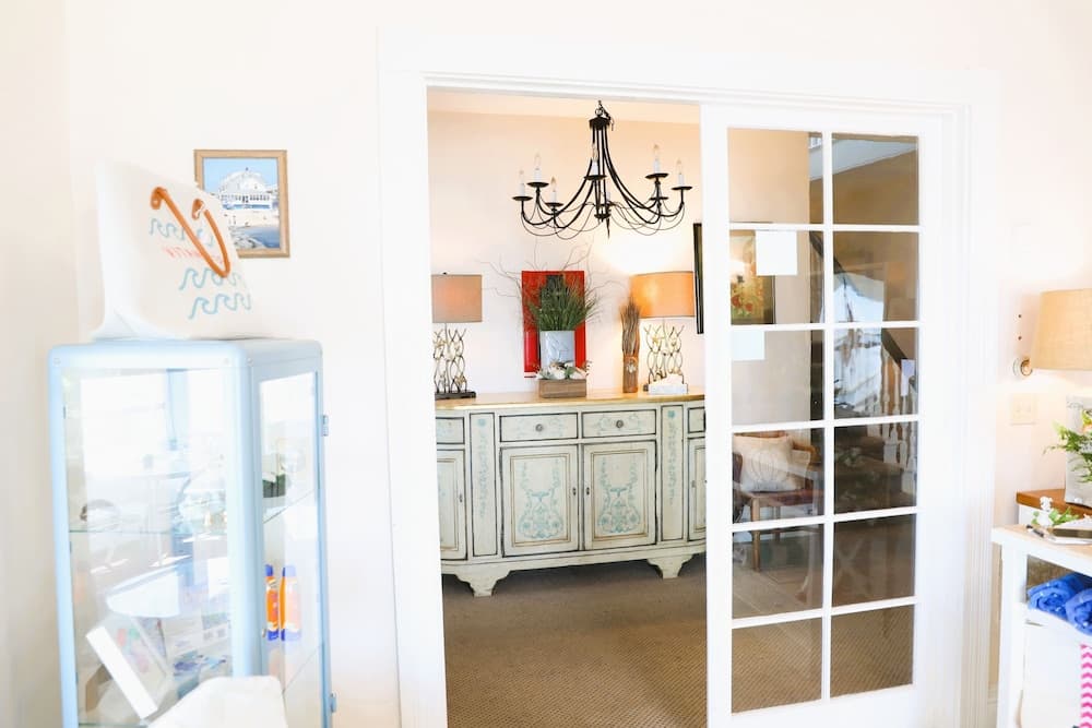 By the Sea Guests Bed & Breakfast & Suites