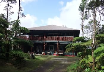 Aloha Crater Lodge and Lava Tube