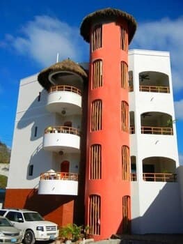 Hotel y Suites Los Encantos