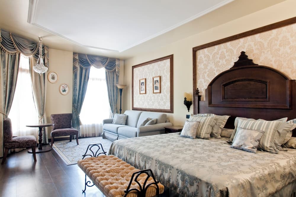 PortAventura Hotel Lucy's Mansion