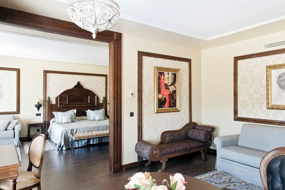 PortAventura Hotel Lucy's Mansion