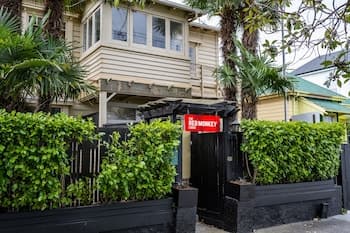 The Red Monkey Travellers' Lodge - Hostel