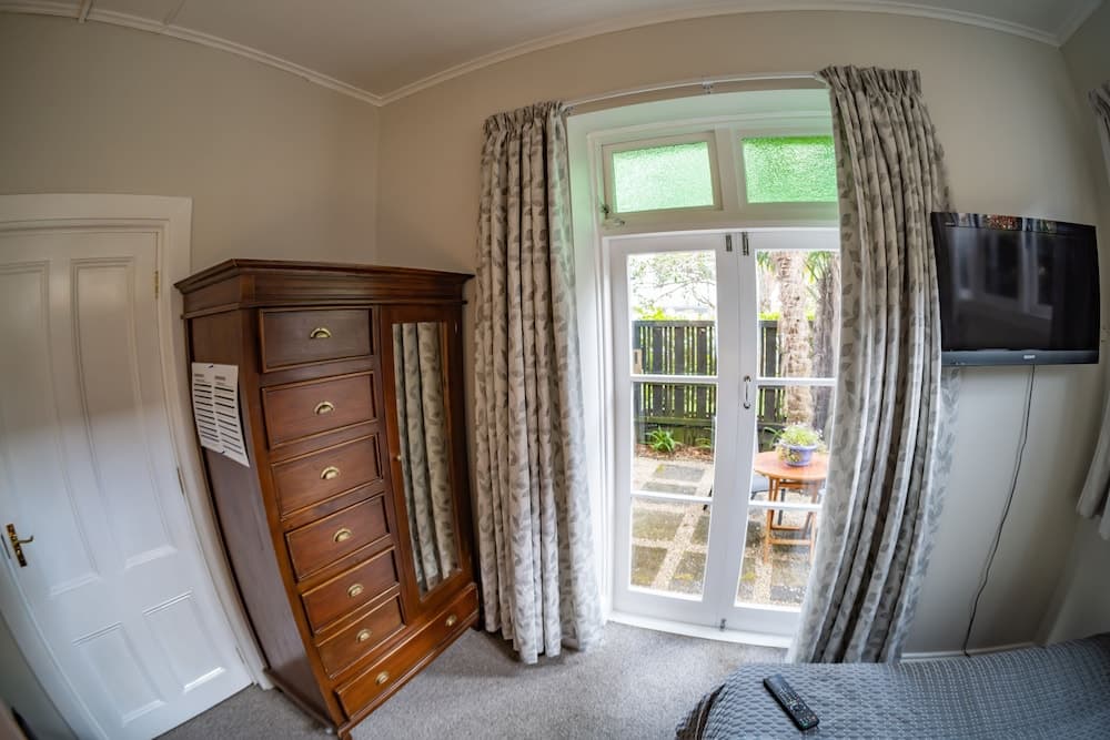 The Red Monkey Travellers' Lodge