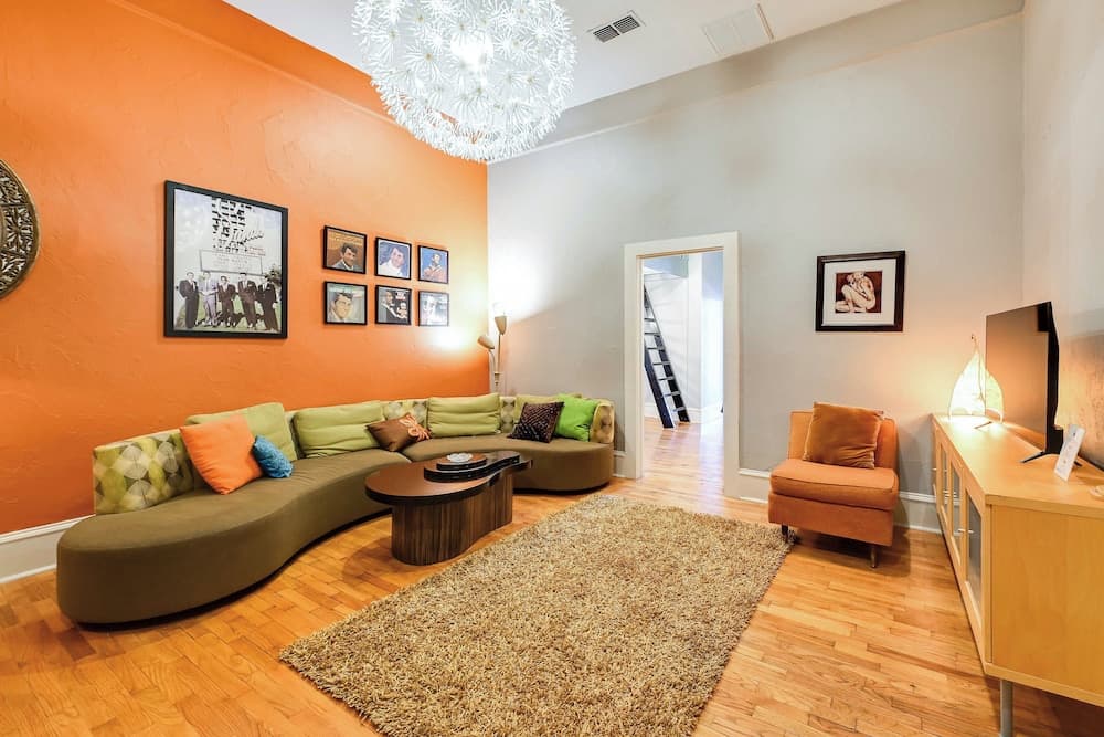 Historic Decatur Apt w/ City Square Views