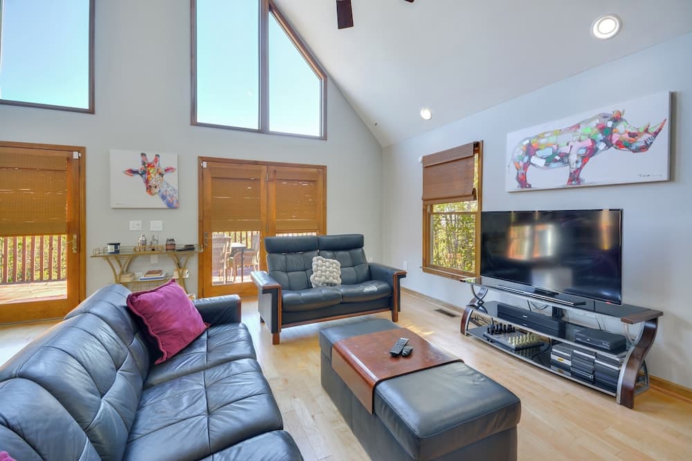 Mountain-view Blue Ridge Cabin Getaway w/ Fire Pit