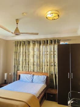 Luxurious Ten-Bedroom Lodge Apartment