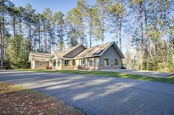 Peaceful Hibbing Getaway: Heated Floors, Fire Pit!