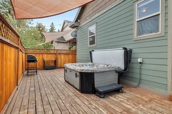 Hot-tub, Pet-friendly, 30 min to Mt Bachelor!