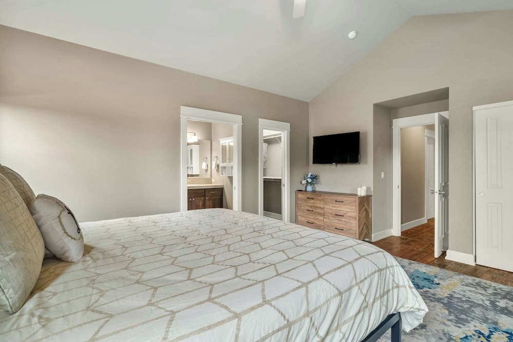 Hot-tub, Pet-friendly, 30 min to Mt Bachelor!