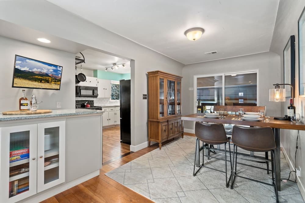 Historic Mountain Ave Bungalow - Walk Everywhere!