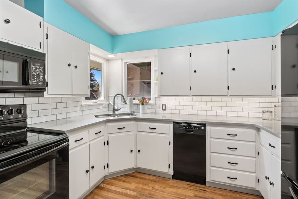 Historic Mountain Ave Bungalow - Walk Everywhere!