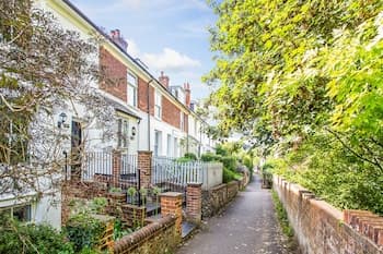 Peaceful Elevated Residential Area - Walk to City