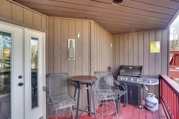 Ski-in, Ski-out Brian Head Condo w/ Fireplace!