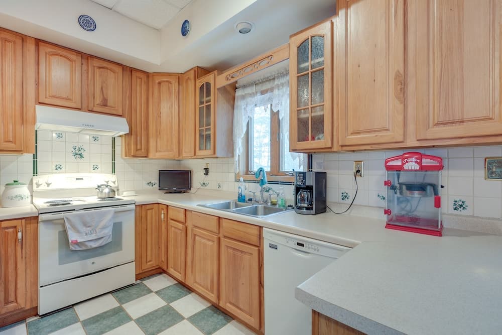 Lakefront Rhinelander Retreat w/ Private Hot Tub!