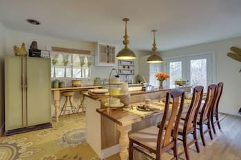 6 Mi to Lake Michigan: Coloma Farmhouse