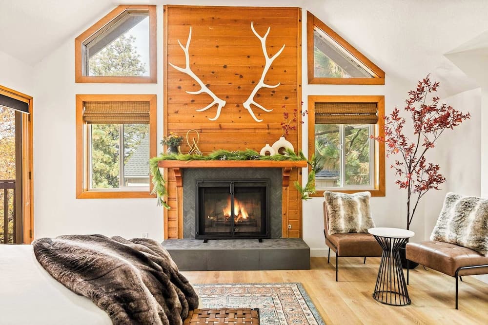 The Fancy Fox Stunning 4 BR Retreat, Min to Lake