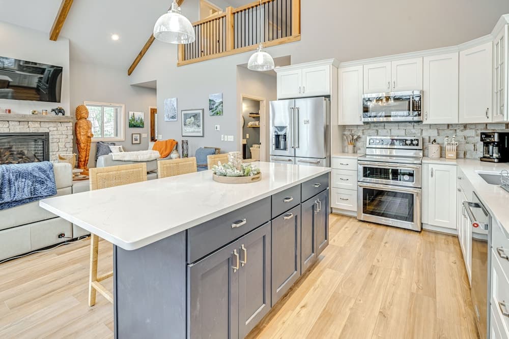 Lakefront Rhinelander Cottage w/ Private Dock!