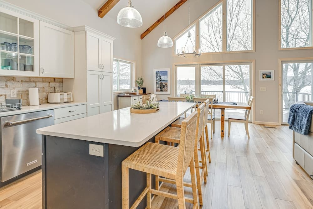 Lakefront Rhinelander Cottage w/ Private Dock!