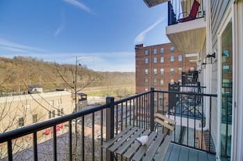 Walkable Lynchburg Condo w/ Private Balcony